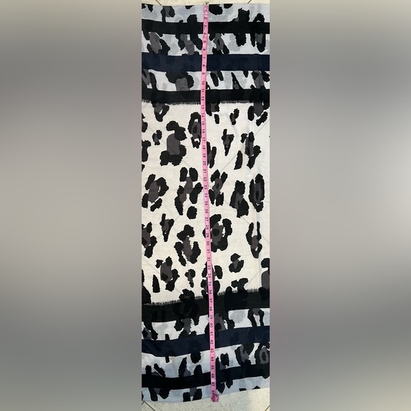 NWT Rectangular Black and White Wrap - Picture 7 of 7